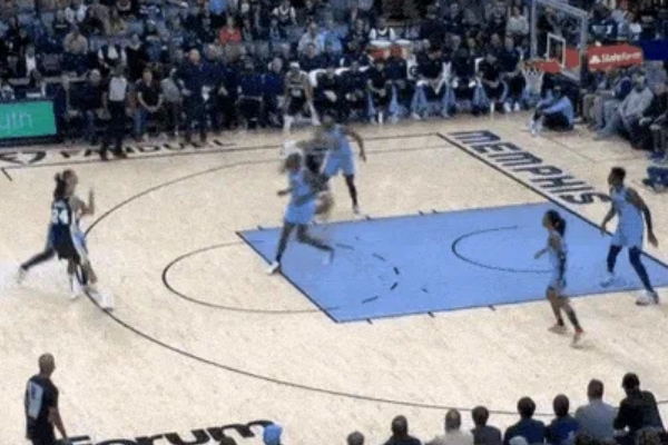 文班亚马精湛表现高空接力暴扣惊艳全场