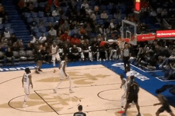 鹈鹕燃爆三分狂欢！英格拉姆首节三分球全中