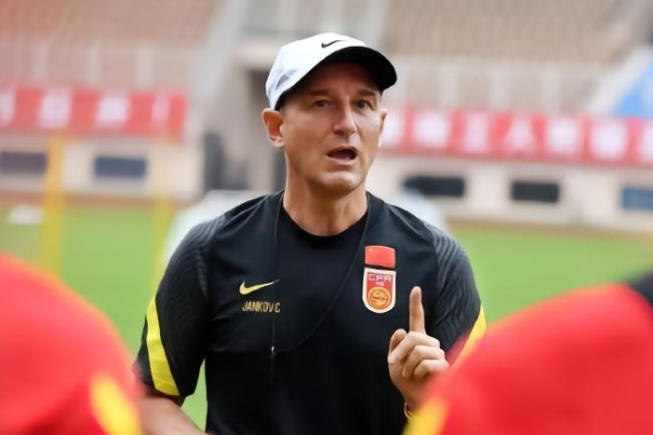 扬科维奇的执教生涯如何？