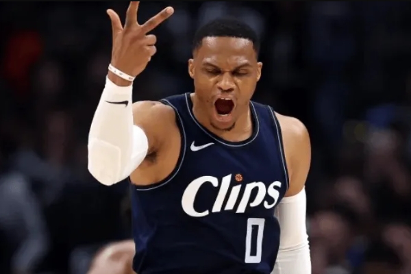 威少刷新纪录助快船险胜热火