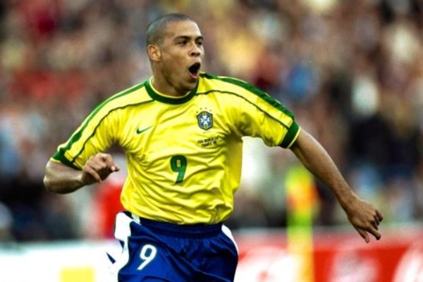 巴西历史上最出色的前锋是谁？