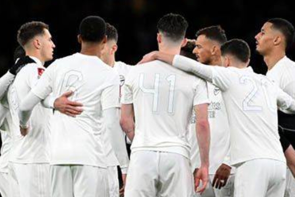 阿森纳穿全白球衣参与“不再流血”反暴力活动