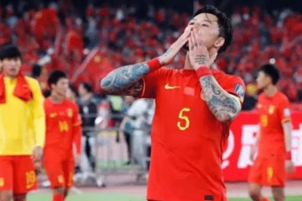 中国足球老将张琳芃分享对年轻球员发展的见解