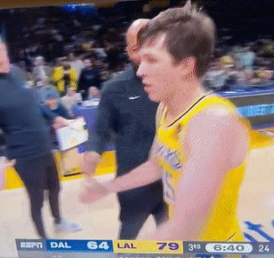 湖人内部风波：哈姆与里夫斯击掌遭冷漠对待