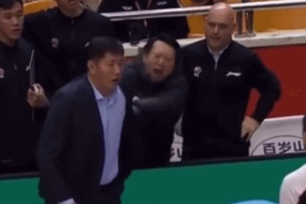 CBA比赛现领导指挥一幕 ：丁伟遭领导推搡场边抗议