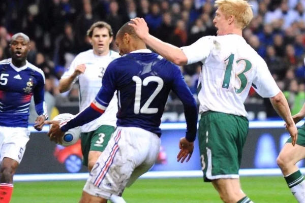 10世界杯手球是怎么回事？