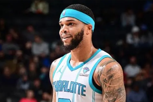 布里奇斯半场助黄蜂与活塞半场激战战平