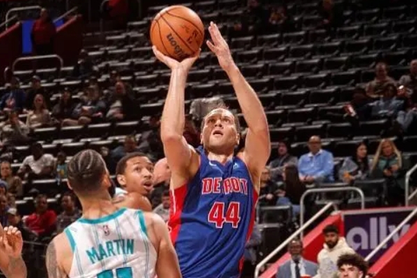 活塞与黄蜂比赛：博扬火力全开独得16分独领风骚