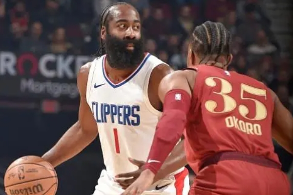 NBA大战：快船球员哈登与乔治全力追赶骑士