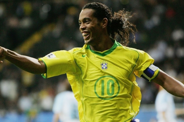 罗纳尔迪尼奥为什么退役了？