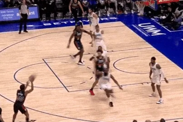 萨瑟神勇发挥助快船主场大胜活塞