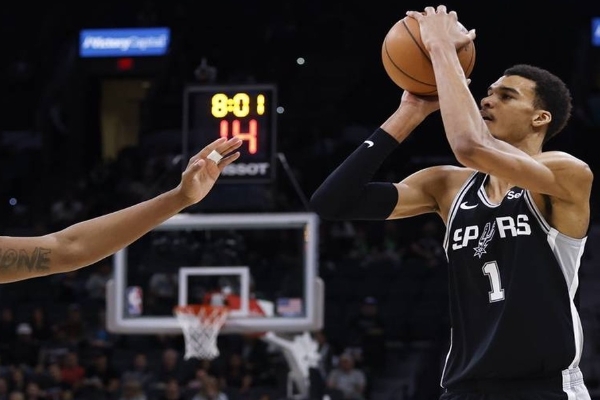 马刺队阵容逐渐成型：文班亚马和瓦塞尔合作默契十足