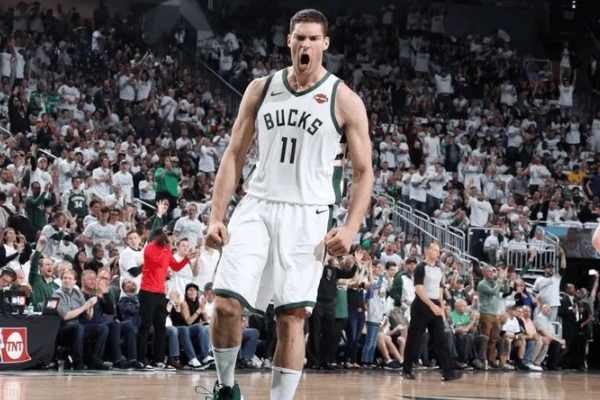 洛佩兹因私事缺席！雄鹿与独行侠将上演巅峰对决