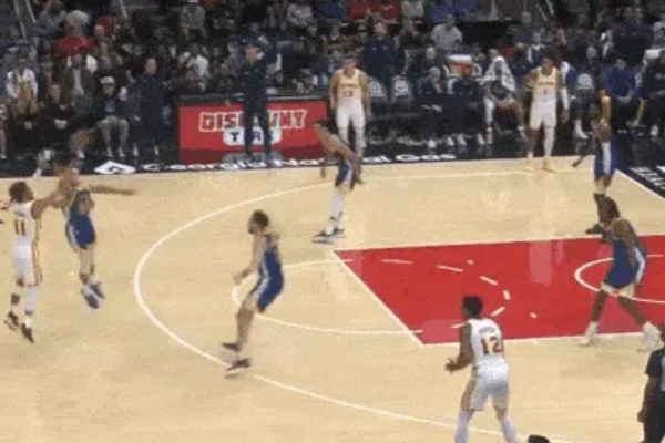 特雷-杨与基诺内斯压哨三分对决惊险激烈