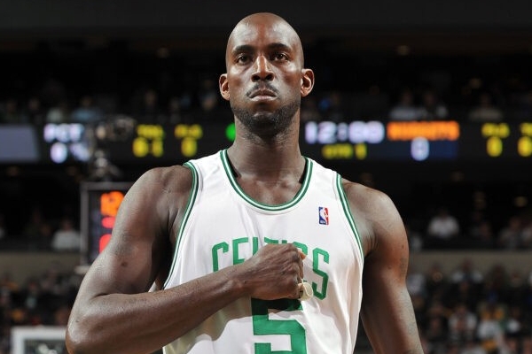 加内特在哪个球队退役的？