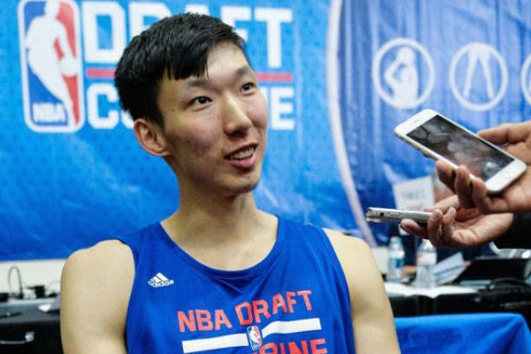 周琦是在哪一年的NBA选秀中被选中的？
