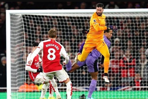 阿森纳对阵利物浦的关键对决成为荒诞喜剧