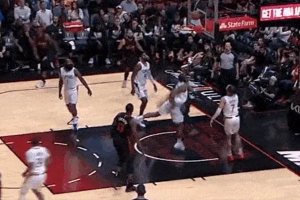 热火连续抢断快船缩小差距实现逆转