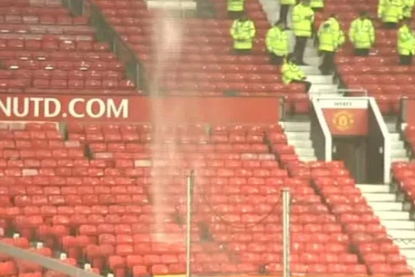 前曼联CEO大卫·吉尔爆料：老特拉福德十年前顶棚漏水问题仍悬而未决