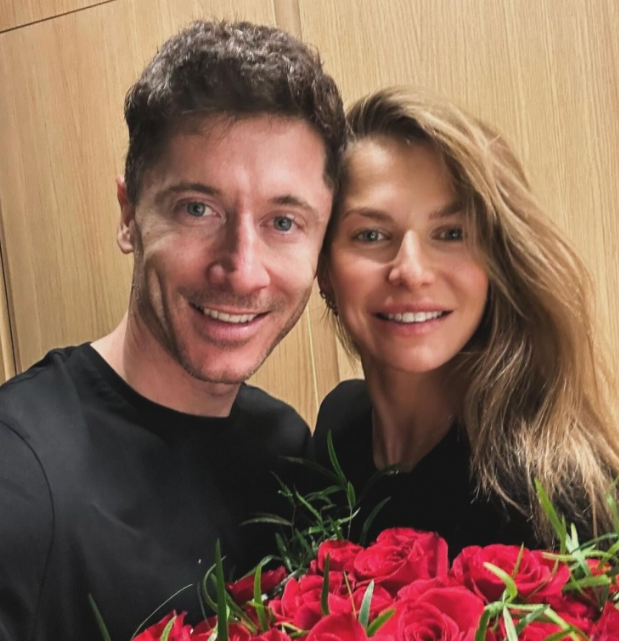 莱万甜蜜晒情人节合影感恩妻子安娜的陪伴与爱情