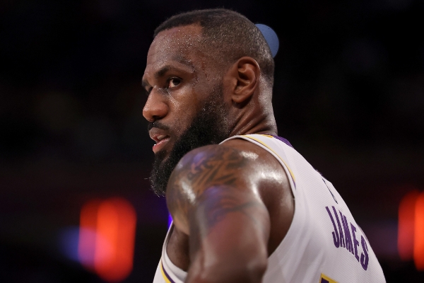 詹姆斯因伤缺席湖人对阵勇士的比赛