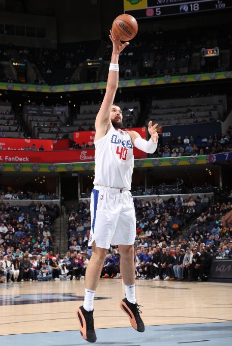 快船中锋祖巴茨因病缺席洛杉矶德比战