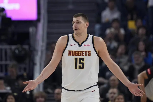 尼古拉-约基奇常规赛出勤次数仅次于哈里斯