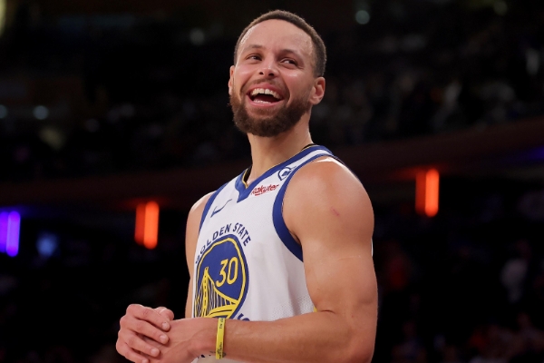 勇士上半场61-64落后猛龙