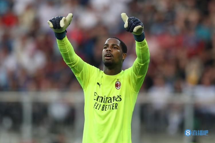 迈尼昂领奖庆祝百场出场：米兰门神书写历史