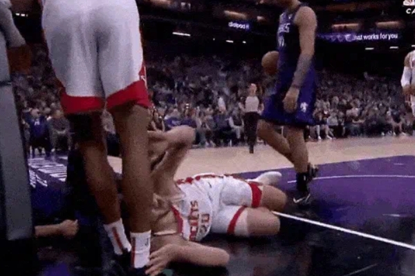 火箭申京受伤离场接受X光检测结果即将曝光