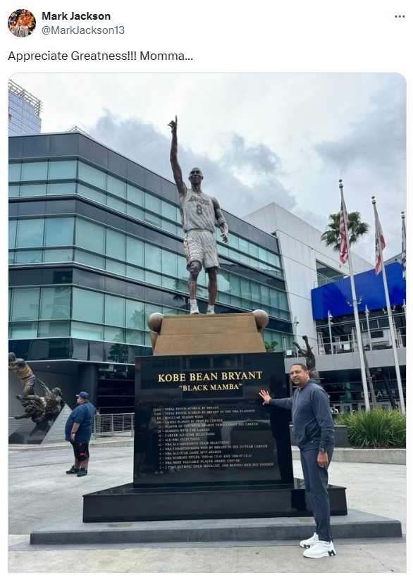 前NBA球员马克-杰克逊晒出与科比雕像合影：致敬曼巴传奇