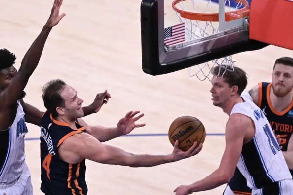 哈特三双助攻布伦森为76人夺得胜利