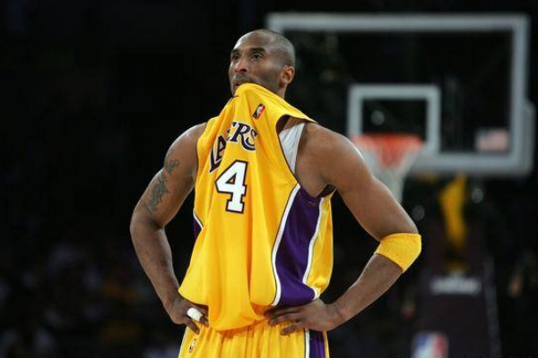 科比职业生涯肘击了多少人？