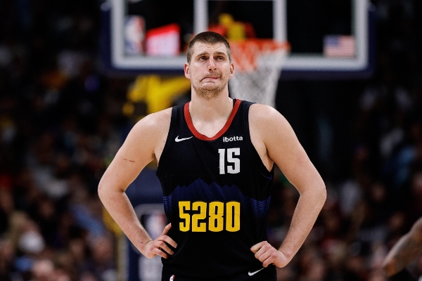 掘金豪取四连胜登顶西部第一