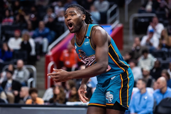 斯图尔特全面发威助活塞惊险击败猛龙