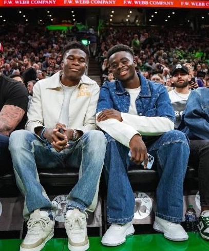 阿森纳球员萨卡与凯尔特人球星布朗交换战袍