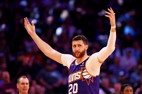 努尔基奇21个篮板助力太阳107-96击败黄蜂