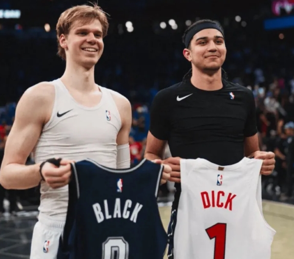 魔术官推删除合照引网友热议布莱克和迪克的关系