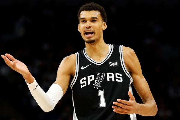 20岁奇才文班亚马刷新NBA历史纪录