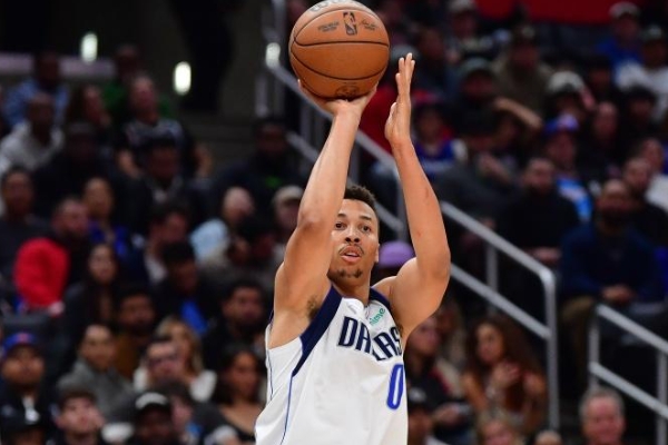 埃克萨姆表现出色助独行侠客场击败马刺