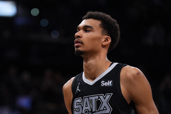 文班亚马表现低迷！马刺主场不敌独行侠