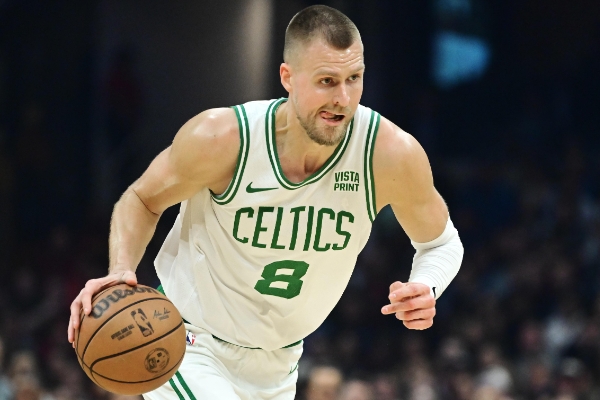 波尔津吉斯关键一击助凯尔特人主场险胜雄鹿