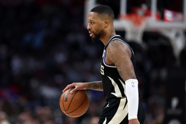 凯尔特人逆转雄鹿保住主场不败纪录