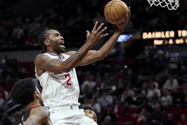 快船主帅卢透露:伦纳德手部扭伤但无碍继续比赛