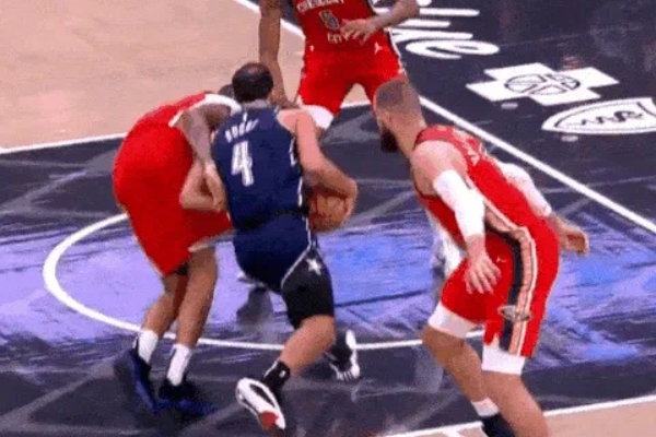 英格拉姆魔术对阵鹈鹕膝盖扭伤意外伤退