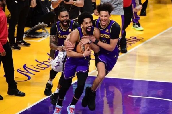 湖人150-145险胜步行者后戴维斯点赞丁威迪出色表现