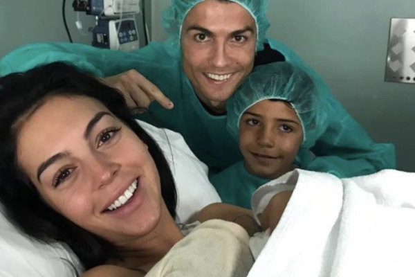 C罗的哪个孩子夭折了？