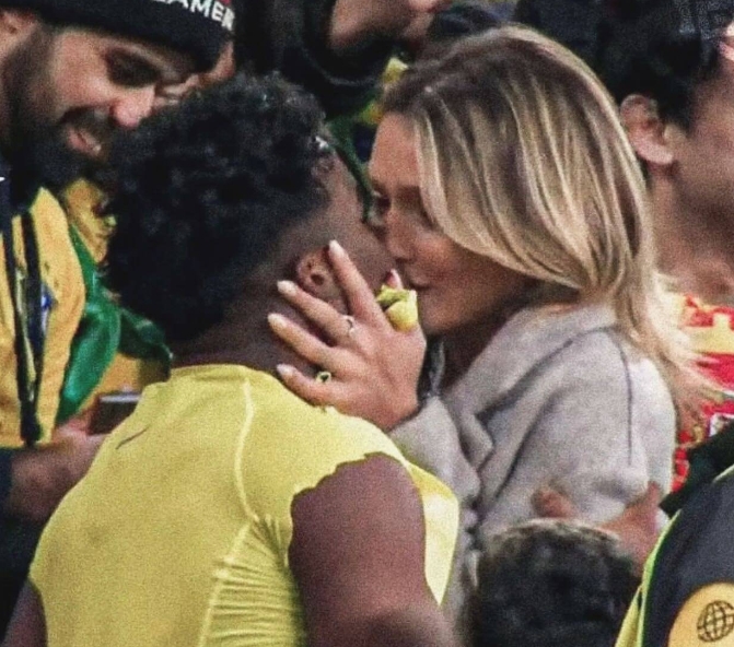 巴西新秀恩德里克创造连场破门纪录后与女友深情拥吻