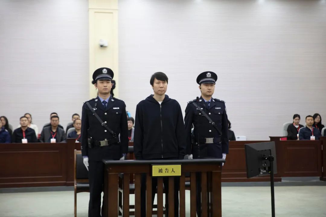 前中国男足主帅李铁受贿案开审金额近1.2亿