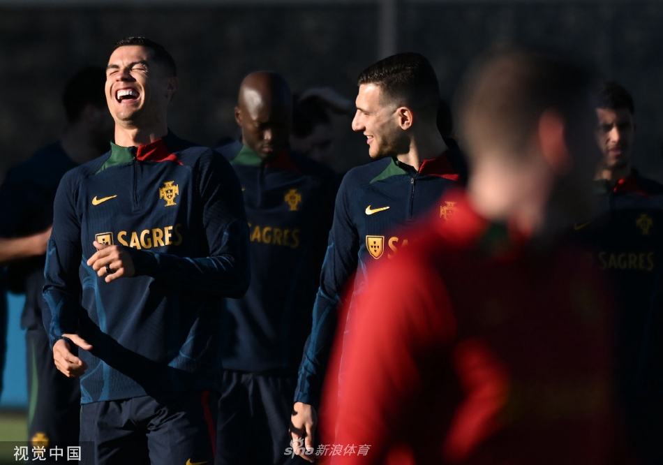 葡萄牙备战欧洲杯预选赛 C罗与队友热聊(欧洲杯葡萄牙阵容c罗)